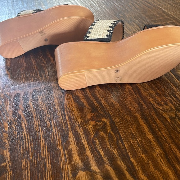 Chinese Laundry Sandals - Picture 3 of 6